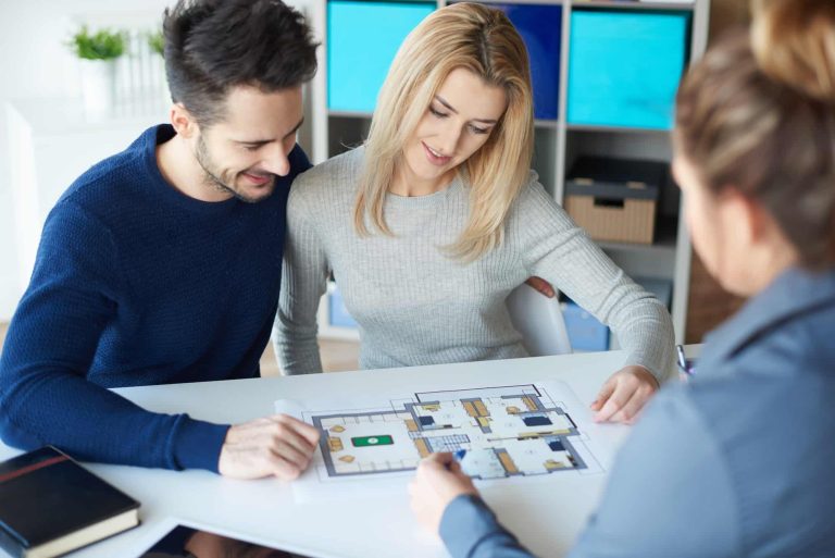 Asesoramiento inmobiliario personalizado con clientes